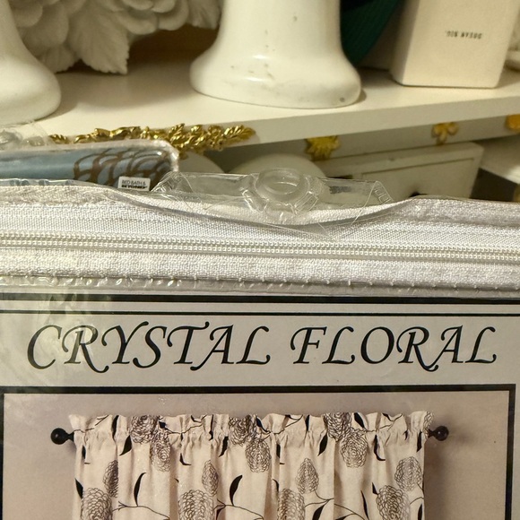 CRYSTAL FLORAL
4 Rod Pocket Panel
54in X 84in (137 X 213 cm) gorgeous colors - Picture 9 of 11